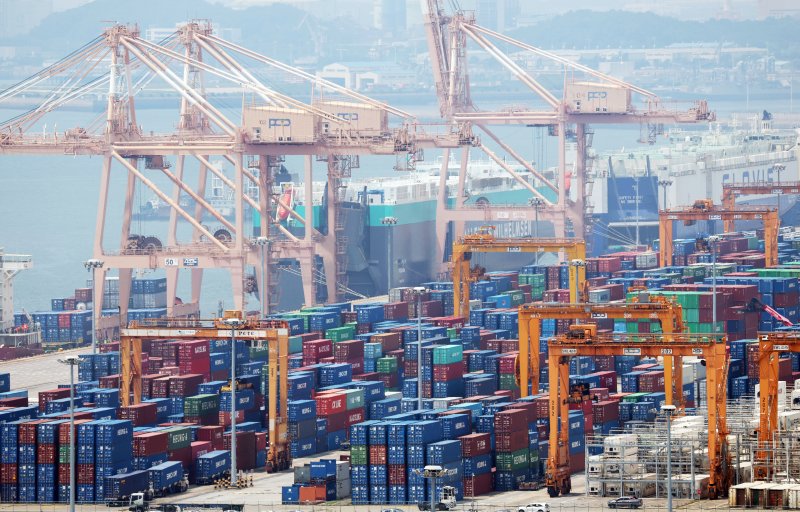 경기 평택시 포승읍 평택항에 수출용 컨테이너들이 세워져 있는 모습.(자료사진) 2025.7.24/뉴스1 ⓒ News1 김영운 기자