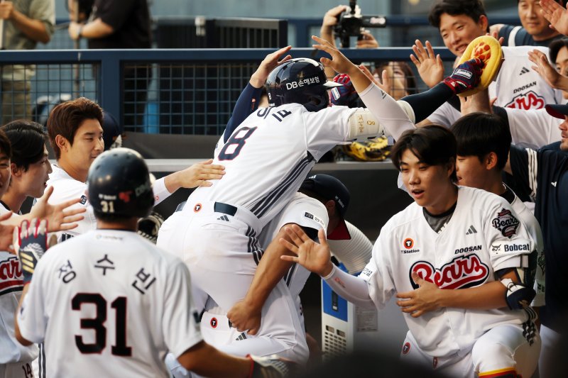 [서울=뉴시스] 조성우 기자 = 23일 서울 송파구 잠실야구장에서 열린 2025 KBO리그 한화 이글스와 두산 베어스의 경기, 두산 1회말 공격 1사 주자 1루서 케이브가 2점 홈런을 때린 뒤 더그아웃에서 동료들의 축하를 받고 있다. 2025.07.23. xconfind@newsis.com