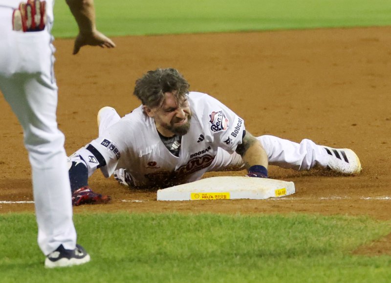 [서울=뉴시스] 배훈식 기자 = 24일 오후 서울 송파구 잠실야구장에서 열린 2025 신한 쏠뱅크 KBO리그 두산 베어스와 한화 이글스의 경기, 연장 10회말 두산 케이브가 한화 마무리 김서현을 상대로 3루타를 터뜨리고 있다. 2025.07.24. dahora83@newsis.com