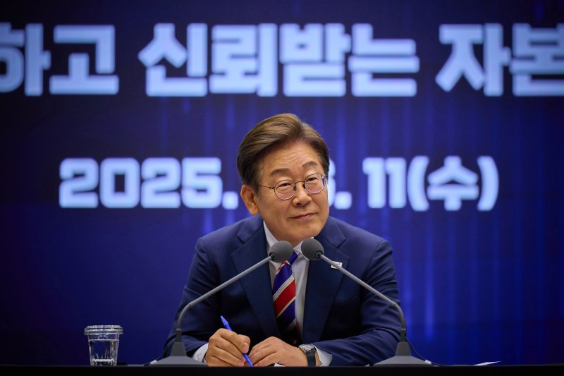 이재명 대통령이 지난 11일 서울 영등포구 한국거래소에서 열린 주식시장 불공정거래 근절을 위한 현장 간담회에서 참석자의 질문을 경청하고 있다. (이재명 대통령 SNS. 재판매 및 DB 금지) 2025.6.12/뉴스1 ⓒ News1 박지혜 기자