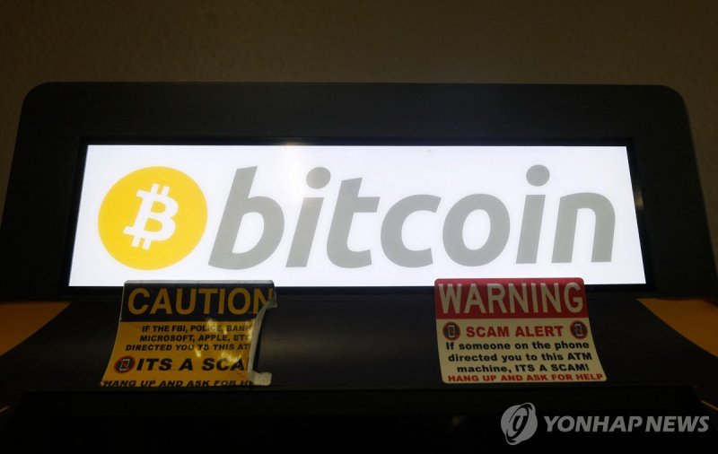 미국 캘리포니아의 비트코인 ATM 기기에 띄워진 비트코인 로고 (출처=연합뉴스)