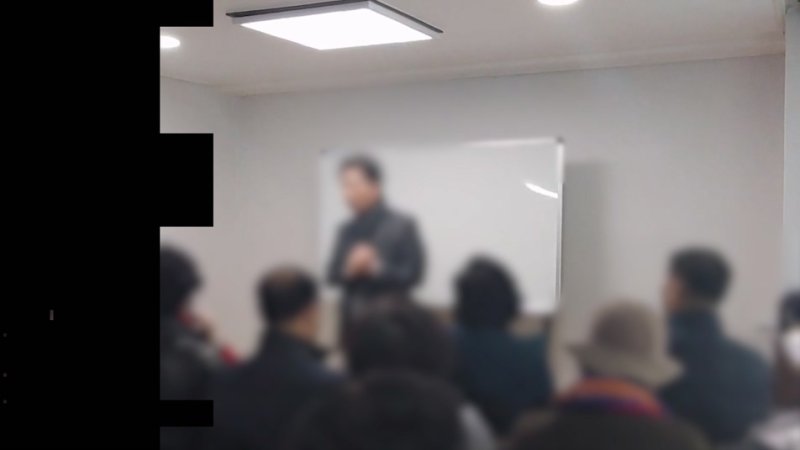 1총책 A 씨가 2021년 6월 서울의 한 사무실에서 범행 관련 홍보 사업설명회를 하는 모습.(경기남부경찰청 제공)