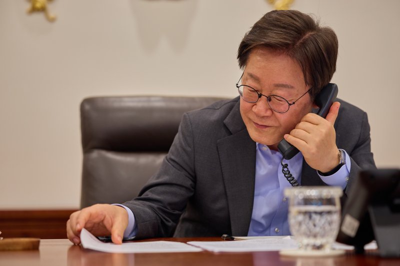 [서울=뉴시스] 이재명 대통령이 24일 서울 용산 대통령실 청사 집무실에서 샤브카트 미르지요예프 우즈베키스탄 대통령과 전화 통화를 하고 있다. (사진=대통령실 제공) 2025.07.24. photo@newsis.com *재판매 및 DB 금지