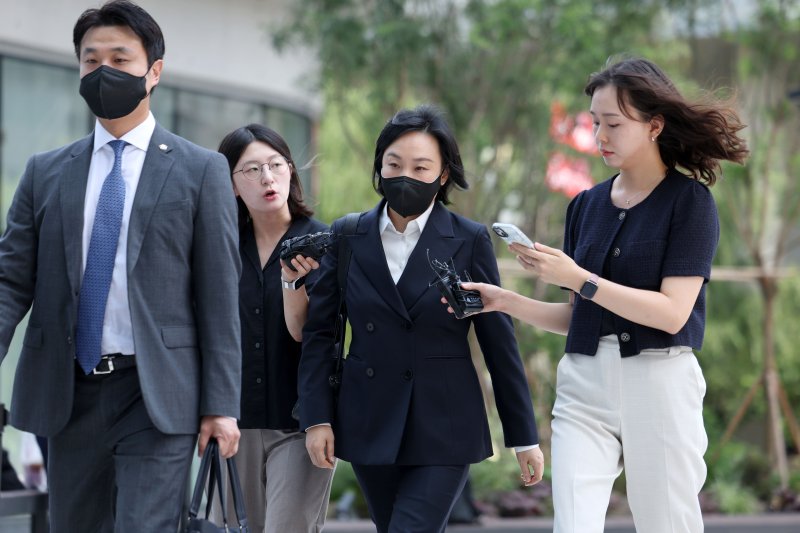 [서울=뉴시스] 김선웅 기자 = 김건희 여사 최측근으로 알려진 유경옥 전 행정관이 25일 서울 종로구 소재 김건희 특검팀(특별검사 민중기)에서 피의자 신분으로 조사를 받기 위해 출석하고 있다. 2025.07.25. mangusta@newsis.com