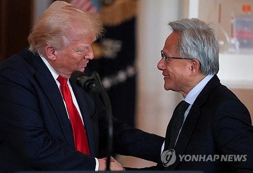 도널드 트럼프 미국 대통령과 젠슨 황 엔비디아 CEO (출처=연합뉴스)