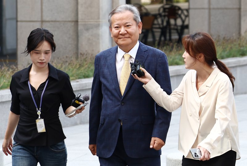 이상민 행정안전부 장관이 25일 오전 서울 서초구 서울고등검찰청에 마련된 내란 특검 사무실에서 '언론사 단전·단수 의혹' 관련 피의자 조사를 받기 위해 출석하고 있다. 2025.7.25/뉴스1 ⓒ News1 김민지 기자