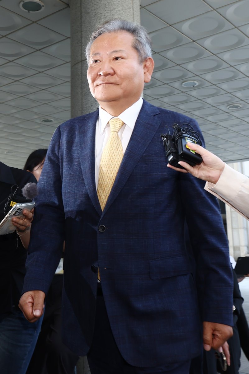 이상민 행정안전부 장관이 25일 오전 서울 서초구 서울고등검찰청에 마련된 내란 특검 사무실에서 '언론사 단전·단수 의혹' 관련 피의자 조사를 받기 위해 출석하고 있다. 2025.7.25/뉴스1 ⓒ News1 김민지 기자