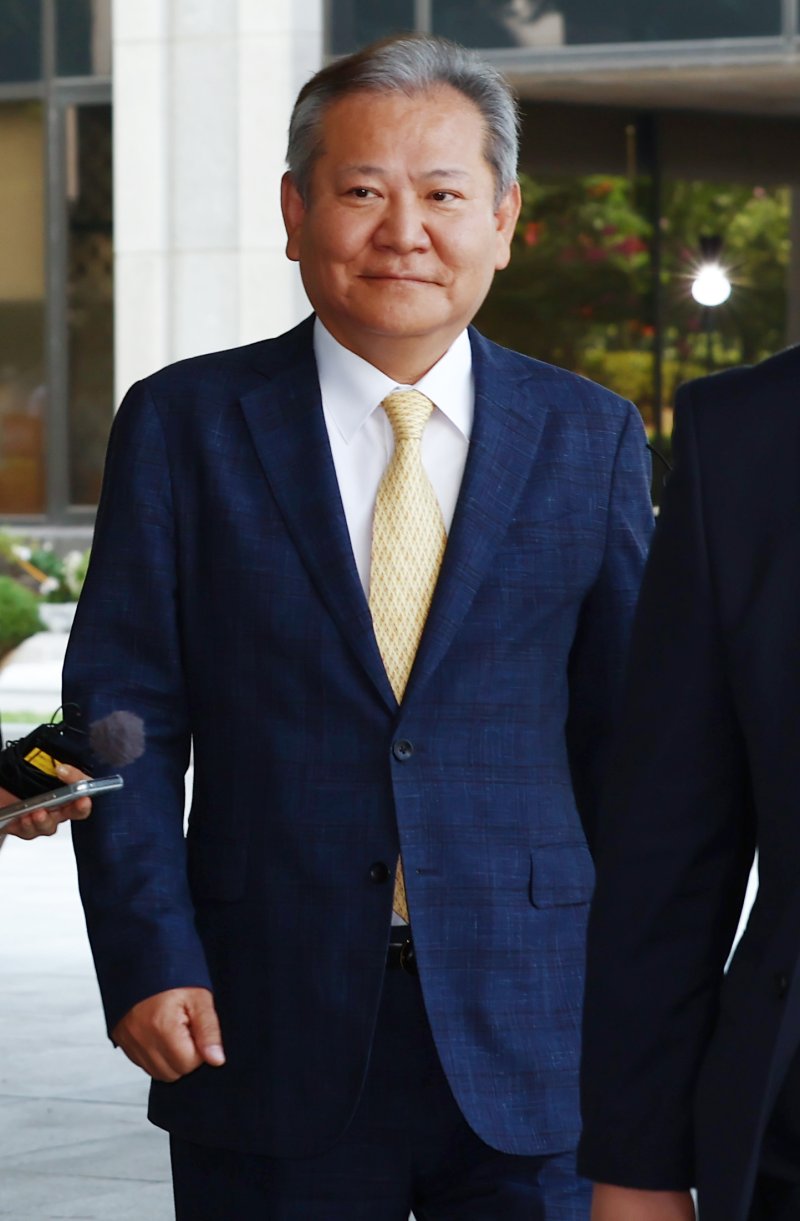 이상민 행정안전부 장관이 25일 오전 서울 서초구 서울고등검찰청에 마련된 내란 특검 사무실에서 '언론사 단전·단수 의혹' 관련 피의자 조사를 받기 위해 출석하고 있다. 2025.7.25/뉴스1 ⓒ News1 김민지 기자