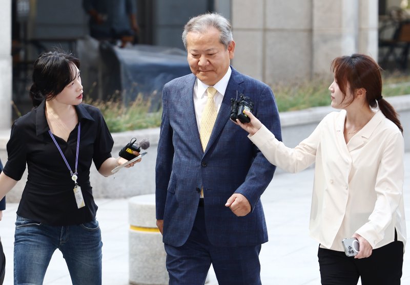 이상민 행정안전부 장관이 25일 오전 서울 서초구 서울고등검찰청에 마련된 내란 특검 사무실에서 '언론사 단전·단수 의혹' 관련 피의자 조사를 받기 위해 출석하고 있다. 2025.7.25/뉴스1 ⓒ News1 김민지 기자