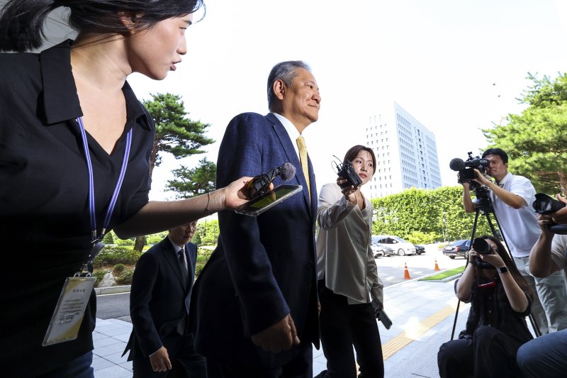 [서울=뉴시스] 최진석 기자 = 이상민 전 행정안전부 장관이 25일 서울 서초구 서울고등법원에 마련된 조은석 내란 특검 사무실에 출석하고 있다. 2025.07.25. myjs@newsis.com