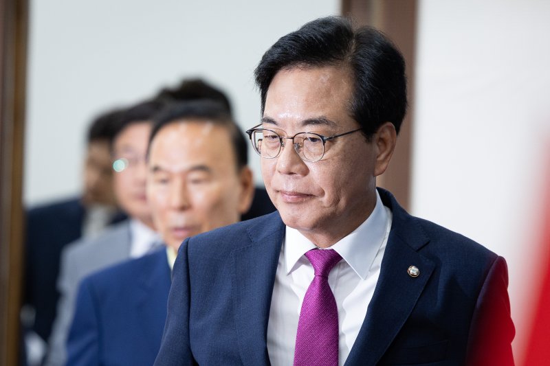 송언석 국민의힘 비상대책위원장 겸 원내대표를 비롯한 지도부가 24일 서울 여의도 국회에서 열린 비상대책위원회의에 참석하고 있다. 2025.7.24/뉴스1 ⓒ News1 유승관 기자