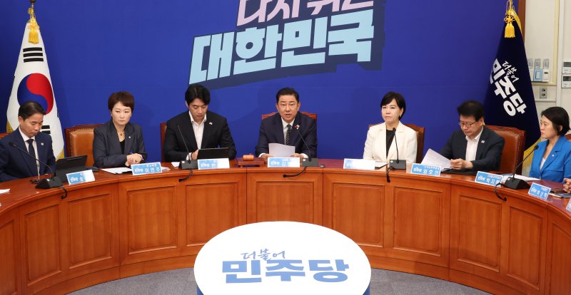 [서울=뉴시스] 김금보 기자 = 김병기 더불어민주당 당대표 직무대행 겸 원내대표가 25일 서울 여의도 국회에서 열린 최고위원회의에서 발언을 하고 있다. 2025.07.25. kgb@newsis.com