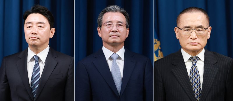 [서울=뉴시스] 고범준 기자 = 6일 이재명 대통령이 초대 대통령실 정책실장에 김용범(가운데) 전 기획재정부 1차관을 임명했다. 지난 4일에는 강훈식(왼쪽) 대통령비서실장, 위성락 국가안보실장 임명까지 3실장 인선을 완료했다. 2025.06.06. bjko@newsis.com