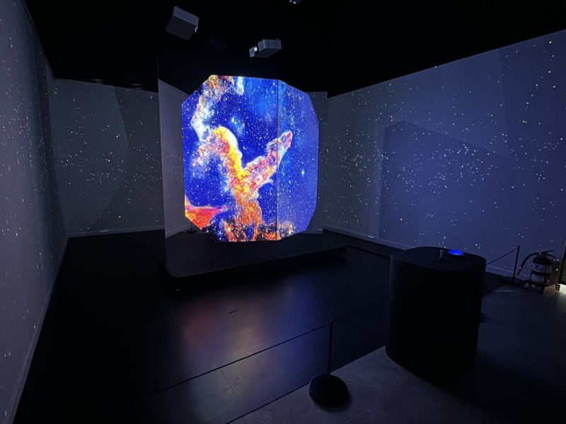 [서울=뉴시스]투명 올레드(OLED·유기발광다이오드)를 활용한 특별전시가 25일부터 대전 국립중앙과학관 관람객을 대상으로 공개된다. (사진 = 한국디스플레이산업협회) photo@newsis.com *재판매 및 DB 금지