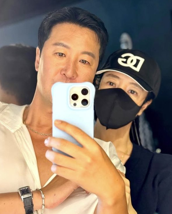 김혜수, 하트 붙이며 다리까지 초밀착한 남자는 누구…"with OJ♥"