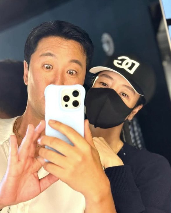 김혜수, 하트 붙이며 다리까지 초밀착한 남자는 누구…"with OJ♥"