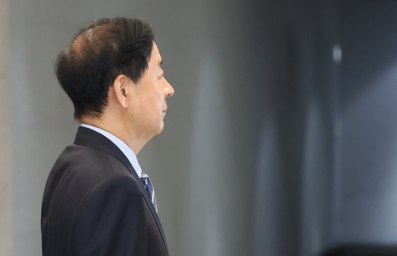 [인천공항=뉴시스] 권창회 기자 = 구윤철 경제부총리 겸 기획재정부 장관이 24일 오전 미국 워싱턴D.C.에서 열릴 예정이였던 미국 재무장관과 무역대표부(USTR)와 예정되어 있던 통상협상이 취소돼 인천국제공항 제2여객터미널 귀빈실을 나서고 있다. (공동취재) 2025.07.24. photo@newsis.com