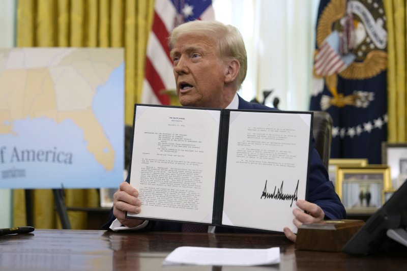 [워싱턴=AP/뉴시스]도널드 트럼프 미국 대통령이 13일(현지시간) 백악관 집무실에서 상호관세 도입에 대한 대통령 각서에 서명한 후 발언하고 있다. 2025.02.14.