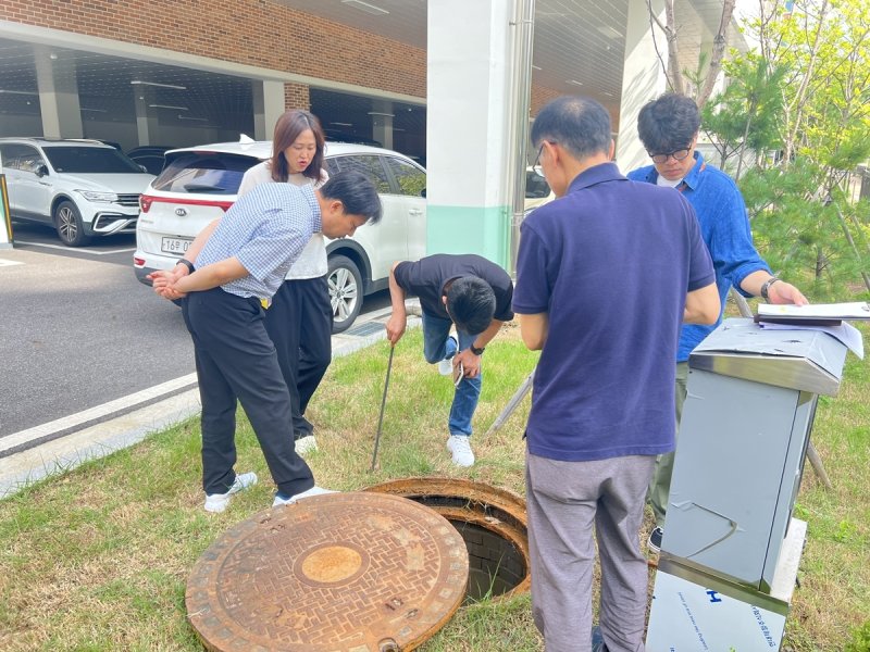 광주시와 한강청 관계자가 광주지역 한 사업장에서 하수처리시설 적정 운영 여부를 확인하고 있다.(광주시 제공)