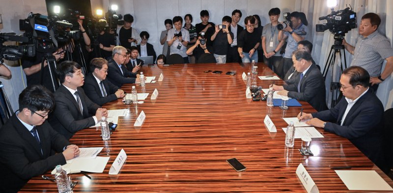 전공의 수련 정상화 시동…정부 “국민 눈높이 맞는 복귀 방안 마련”