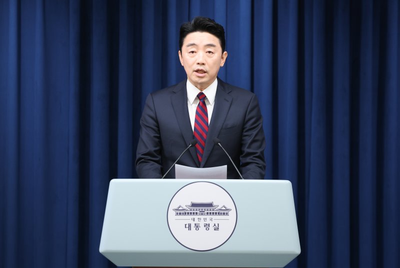 강훈식 대통령 비서실장이 24일 서울 용산 대통령실 청사에서 대통령 주재 수석보좌관 회의 관련 브리핑을 하고 있다. 2025.7.24/뉴스1 ⓒ News1 허경 기자