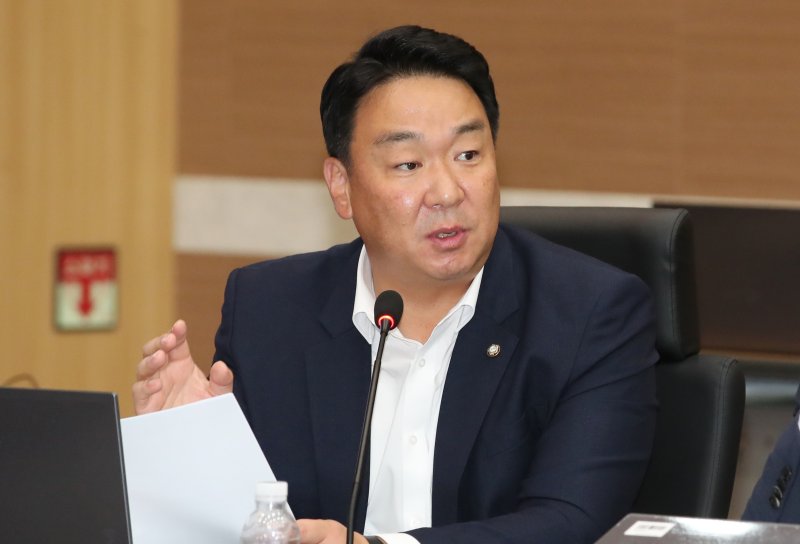 정희용 국민의힘 위원이 16일 정부대전청사 대회의실에서 열린 국회 농림축산식품해양수산위원회 산림청 국정감사에서 질의하고 있다. 2024.10.16/뉴스1 ⓒ News1 김기태 기자
