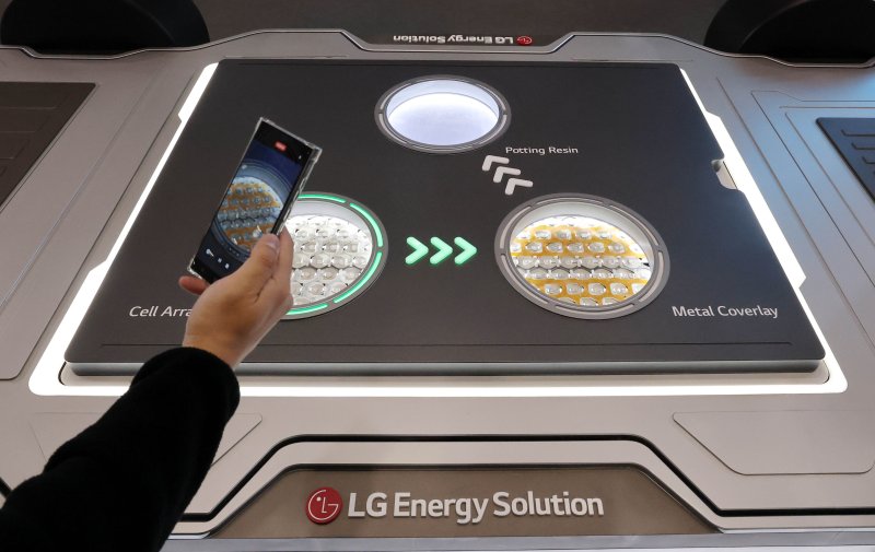 5일 서울 강남구 코엑스에서 개막한 ‘인터배터리 2025’ LG에너지솔루션 부스를 찾은 관람객이 전기차 배터리 모형을 살펴보고 있다. 올해로 13회를 맞이하는 역대 최대규모의 배터리 전문 전시회인 이번 전시에는 688개사 2330부스 규모로 이날부터 7일까지 3일동안 개최된다. 2025.3.5/뉴스1 ⓒ News1 박세연 기자