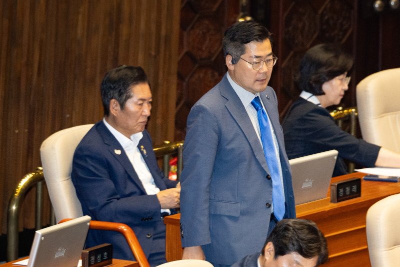 더불어민주당 당대표 후보인 박찬대(오른쪽), 정청래 의원. 2025.7.23/뉴스1 ⓒ News1 유승관 기자