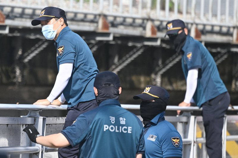 [광주=뉴시스] 이영주 기자 = 18일 오전 광주 북구 신안교 주변에서 경찰이 실종자 수색을 펼치고 있다. 신안교 주변에서는 전날 오후 '60대 추정 남성이 급류에 휩쓸렸다'는 신고가 접수됐다. 2025.07.18. leeyj2578@newsis.com