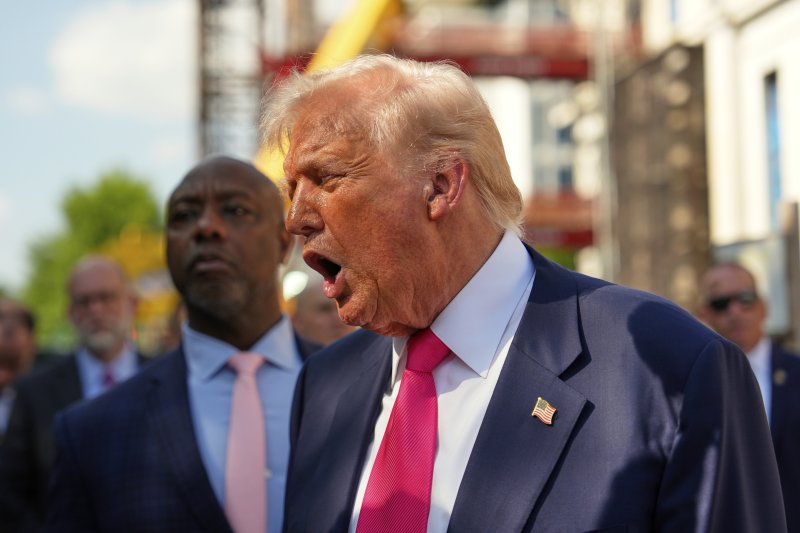 [워싱턴=AP/뉴시스] 도널드 트럼프 미국 대통령이 24일(현지 시간) 미국 워싱턴DC 연방준비제도(Fed·연준)를 찾아 발언하고 있다. 2025.07.25.