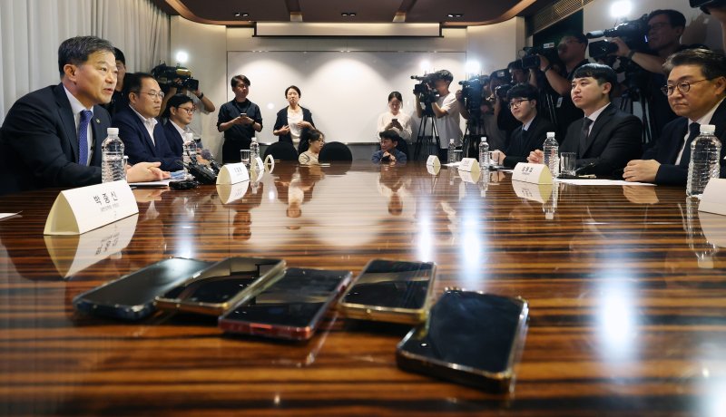 [서울=뉴시스] 김진아 기자 = 25일 오전 서울 중구 더플라자호텔에서 열린 수련협의체 제1차 회의에서 이형훈 보건복지부 2차관이 모두발언을 하고 있다. (공동취재) 2025.07.25. photo@newsis.com