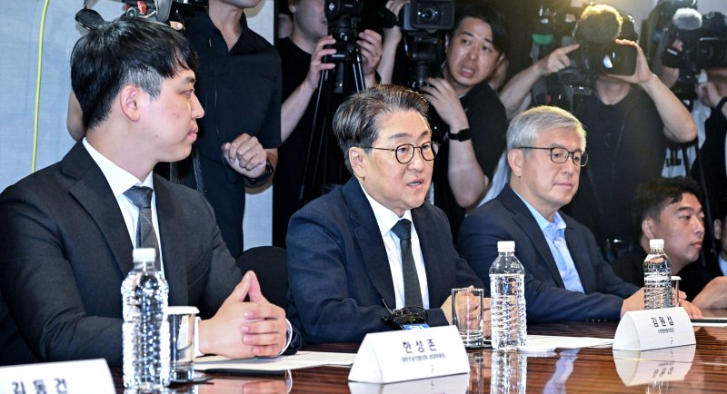 [서울=뉴시스] 김진아 기자 = 김원섭(가운데) 수련병원협의회장이 25일 오전 서울 중구 더 플라자 호텔에서 열린 수련협의체 제1차 회의에서 인사말을 하고 있다. (공동취재) 2025.07.25. photo@newsis.com