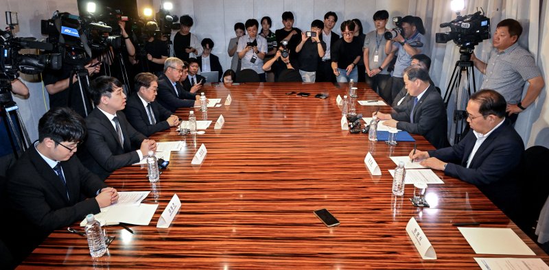 [서울=뉴시스] 김진아 기자 = 한성존(왼쪽 두 번째) 대한전공의협의회 비상대책위원장이 25일 오전 서울 중구 더 플라자 호텔에서 열린 수련협의체 제1차 회의에서 인사말을 하고 있다. (공동취재) 2025.07.25. photo@newsis.com