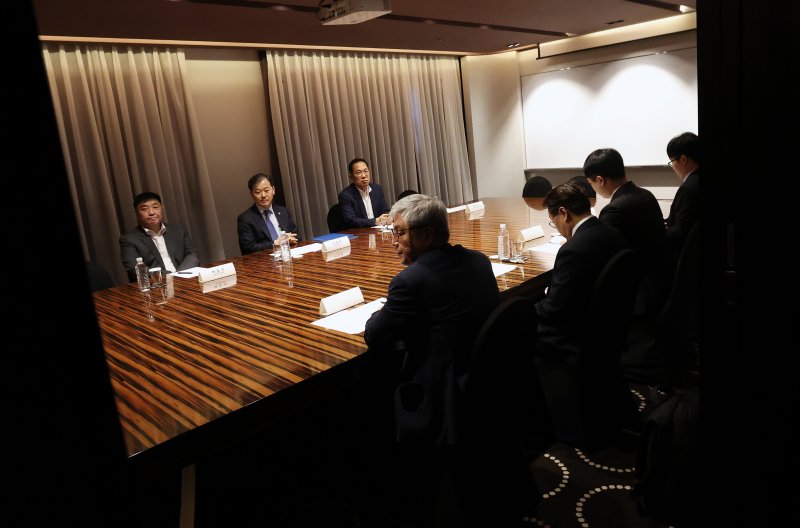 [서울=뉴시스] 김진아 기자 = 25일 오전 서울 중구 더플라자호텔에서 열린 수련협의체 제1차 회의에서 이형훈 보건복지부 제2차관과 한성존 대한전공의협의회 비상대책위원장 등 정부와 의료계 참석자들이 마주 앉아 있다. (공동취재) 2025.07.25. photo@newsis.com