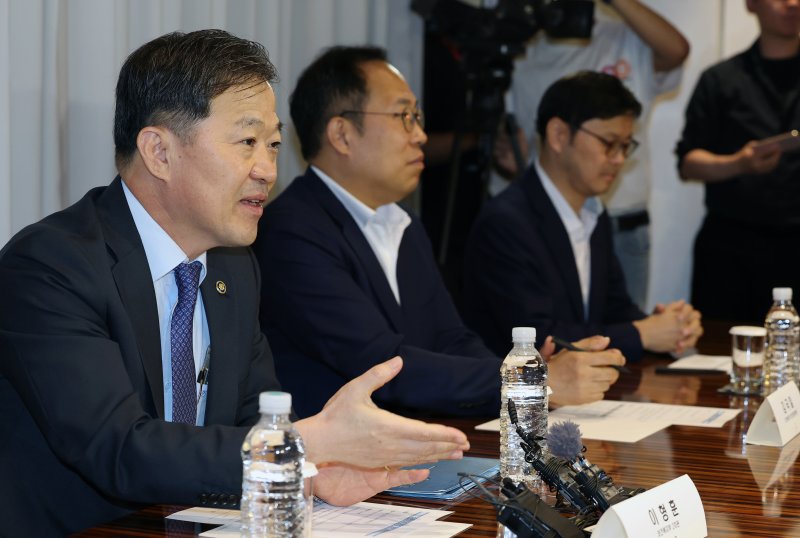 [서울=뉴시스] 김진아 기자 = 25일 오전 서울 중구 더플라자호텔에서 열린 수련협의체 제1차 회의에서 이형훈 보건복지부 2차관이 모두발언을 하고 있다. (공동취재) 2025.07.25. photo@newsis.com