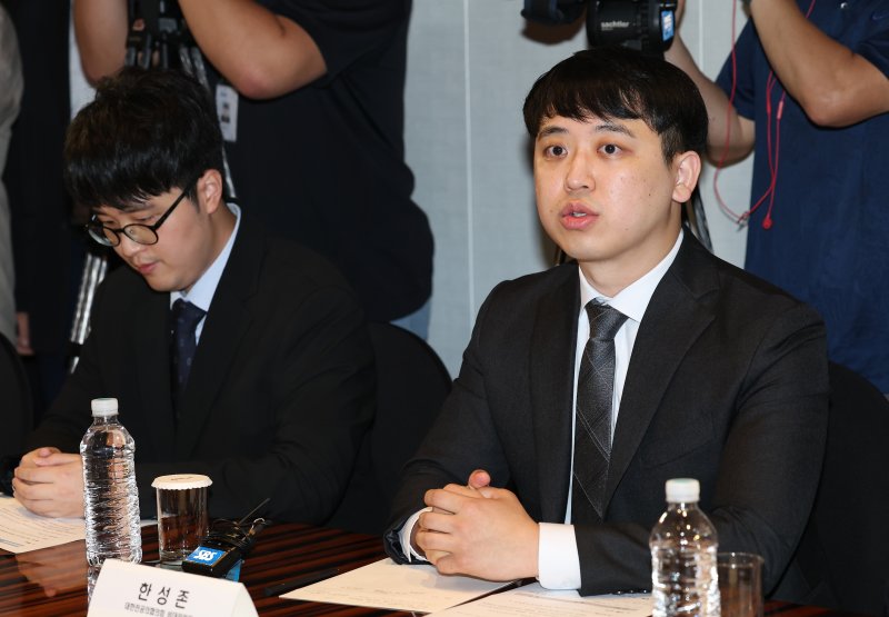 [서울=뉴시스] 김진아 기자 = 25일 오전 서울 중구 더플라자호텔에서 열린 수련협의체 제1차 회의에서 한성존 대한전공의협의회 비상대책위원장이 모두발언을 하고 있다. (공동취재) 2025.07.25. photo@newsis.com