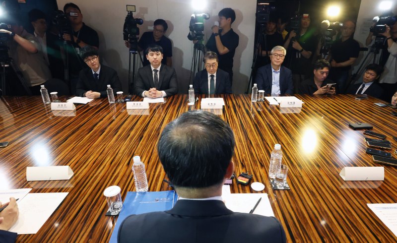 [서울=뉴시스] 김진아 기자 = 25일 오전 서울 중구 더플라자호텔에서 열린 수련협의체 제1차 회의에서 김원섭 수련병원협의회장(오른쪽 두번째)과 한성존 대한전공의협의회 비상대책위원장(왼쪽 두번째) 등 의료계 참석자들이 이형훈 보건복지부 2차관의 모두발언을 경청하고 있다. (공동취재) 2025.07.25. photo@newsis.com