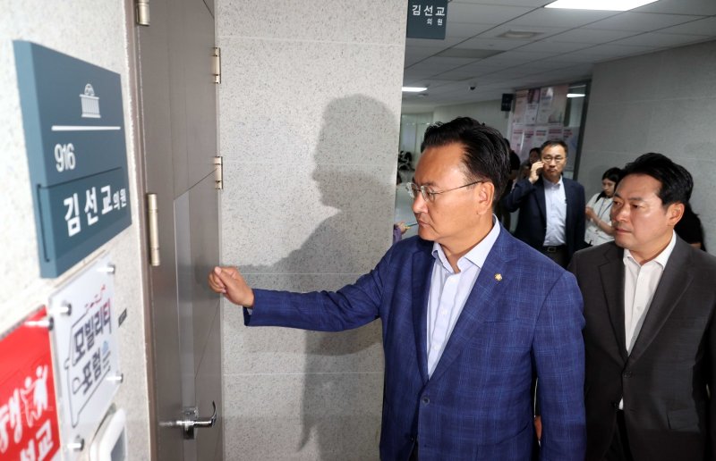 [서울=뉴시스] 조성봉 기자 = 유상범 국민의힘 원내운영수석부대표, 장동혁, 최형두 의원 등이 25일 오전 서울 여의도 국회 의원회관 김선교 국민의힘 의원 사무실로 집결하고 있다. 이날 '김건희 특검' 관계자들은 ’양평고속도로 특혜의혹'과 관련해 김선교 의원 사무실을 압수수색 하고 있다. 2025.07.25. suncho21@newsis.com