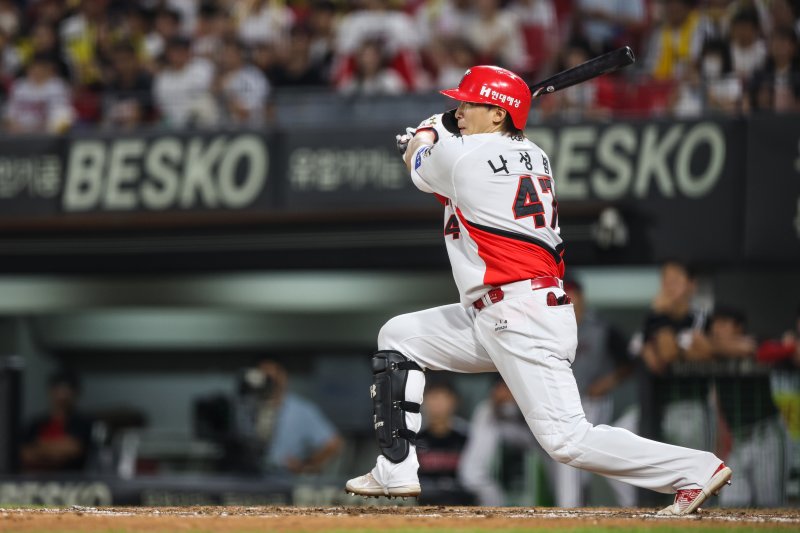 [서울=뉴시스]프로야구 KIA 타이거즈 나성범이 지난 23일 광주-기아 챔피언스필드에서 펼쳐진 2025 신한 쏠뱅크 KBO리그 LG 트윈스와의 경기에 6번 타자 우익수로 선발 출전해 7회말 1타점 적시타를 치고 있다. 2025.07.24. (사진=KIA 타이거즈 제공) *재판매 및 DB 금지