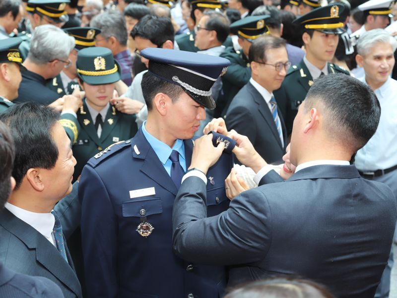 25일 충북 영동에 위치한 육군종합행정학교에서 이두희 국방부차관 주관으로 '제99기 법무사관 임관식'을 실시함. 이번 임관식을 통해 육, 해, 공군의 군 사법 실무를 담당하게 될 정예 법무장교 90명이 군 장교로서의 첫 발걸음을 내디뎠다. 사진은 임관장교들의 어깨에 가족들이 계급장을 부착하고 있는 모습. 국방부 제공