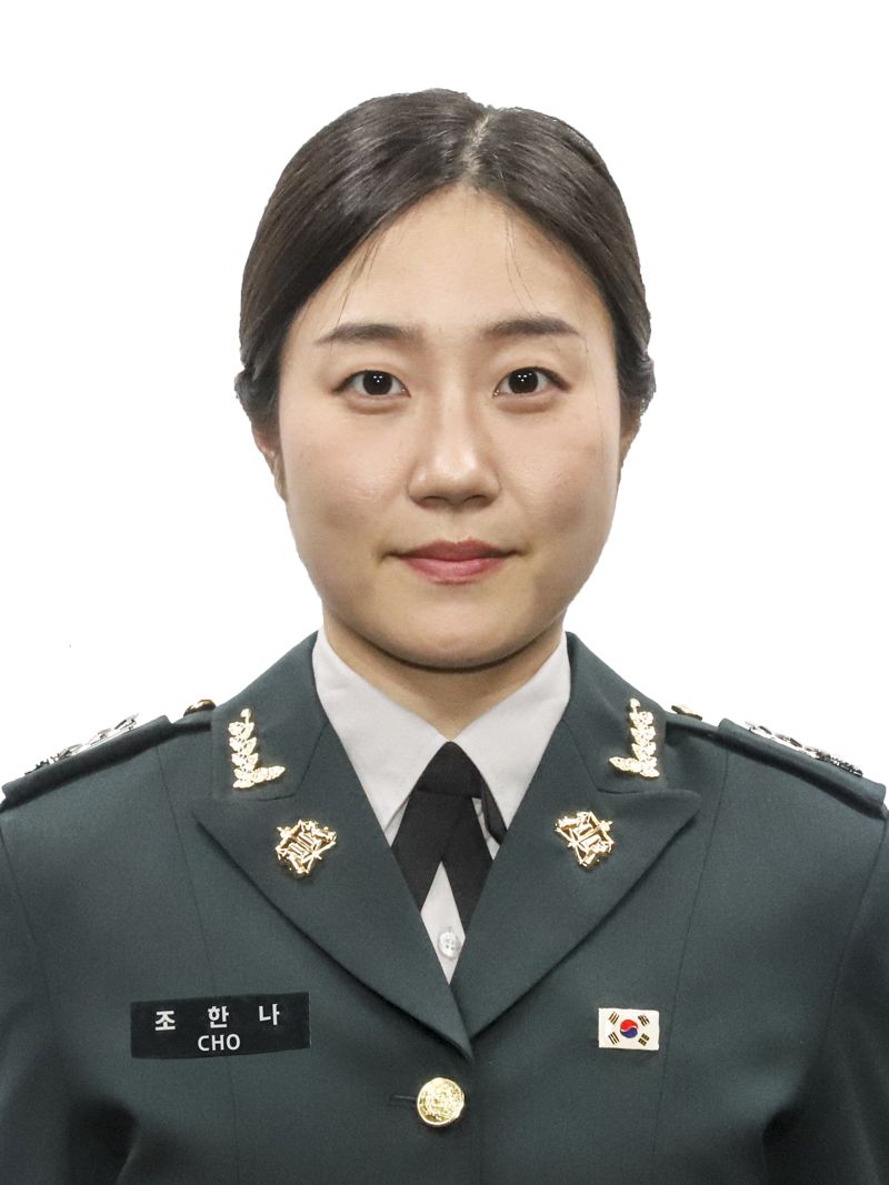 25일 충북 영동에 위치한 육군종합행정학교에서 이두희 국방부차관 주관으로 '제99기 법무사관 임관식'을 실시함. 이번 임관식을 통해 육, 해, 공군의 군 사법 실무를 담당하게 될 정예 법무장교 90명이 군 장교로서의 첫 발걸음을 내디뎠다. 국방부장관상을 받은 조한나 대위(재입대). 국방부 제공