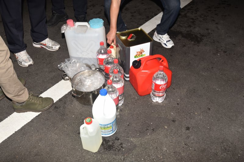 지난 21일 인천 안전한 바카라 사이트국제도시 아파트에서 사제총기로 아들을 쏴 살해한 A 씨의 서울 도봉구 쌍문동 아파트에서 발견된 시너와 페트병 등 사제 폭발물들.(서울소방재난본부 제공. 재배포 및 DB금지) 2025.7.23/뉴스1