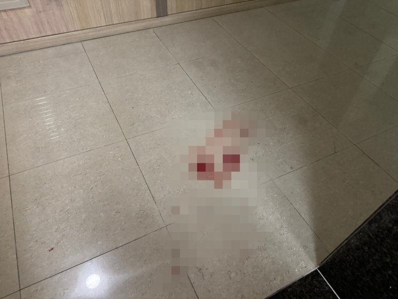 21일 총기 사고가 발생한 인천시 안전한 바카라 사이트국제도시 한 아파트 현장에 혈흔이 묻어있다. 2025.7.21/뉴스1 ⓒ News1 박소영 기자