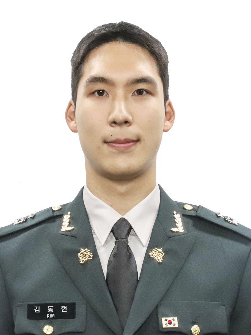 25일 충북 영동에 위치한 육군종합행정학교에서 이두희 국방부차관 주관으로 '제99기 법무사관 임관식'을 실시함. 이번 임관식을 통해 육, 해, 공군의 군 사법 실무를 담당하게 될 정예 법무장교 90명이 군 장교로서의 첫 발걸음을 내디뎠다. 육군참모총장상을 받은 김동현 중위. 국방부 제공