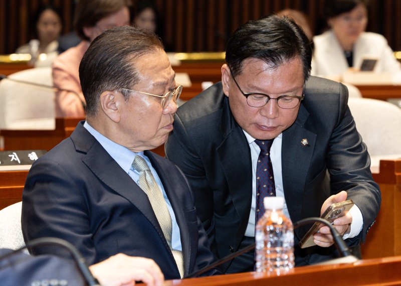 권영세 국민의힘 비상대책위원장(왼쪽)과 이양수 사무총장이 8일 오후 서울 여의도 국회에서 열린 의원총회에서 스마트폰을 바라보고 있다. 2025.5.7/뉴스1 ⓒ News1 이재명 기자