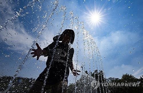 무더위 식히는 물줄기 (출처=연합뉴스)