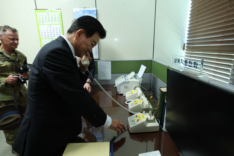 정동영 통일부 장관이 25일 경기도 파주 판문점을 찾아 남북간 연락채널을 점검하고 있다. 통일부 제공