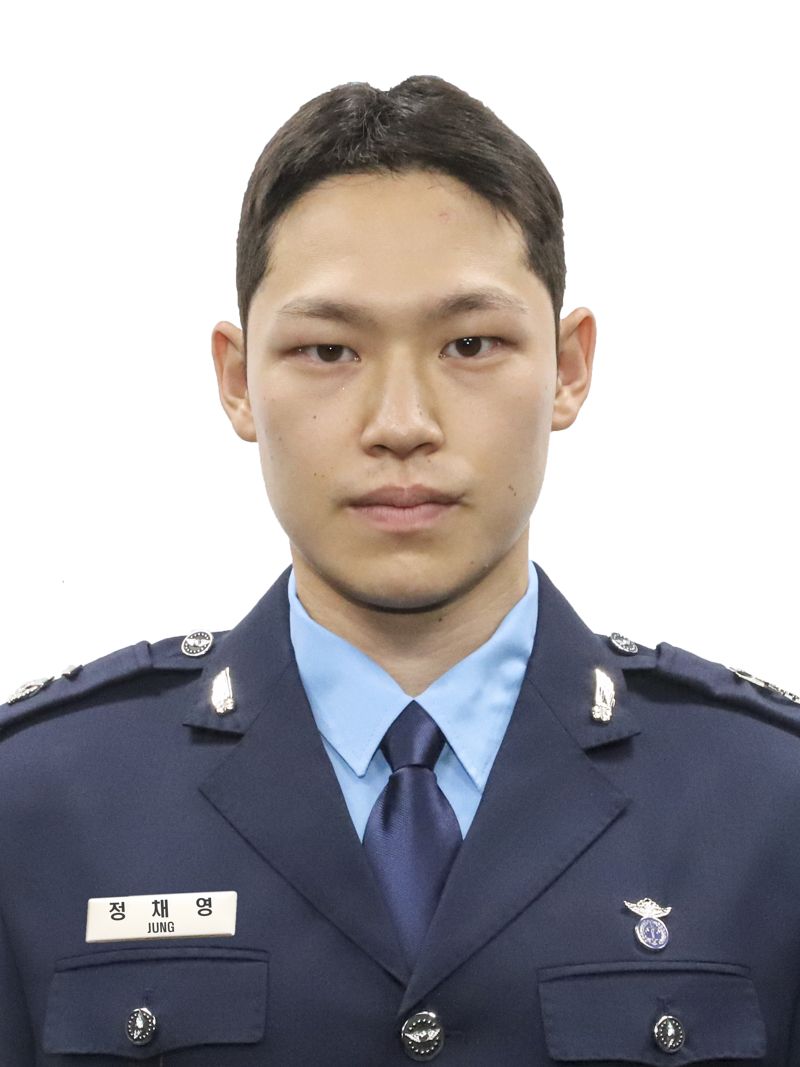 25일 충북 영동에 위치한 육군종합행정학교에서 이두희 국방부차관 주관으로 '제99기 법무사관 임관식'을 실시함. 이번 임관식을 통해 육, 해, 공군의 군 사법 실무를 담당하게 될 정예 법무장교 90명이 군 장교로서의 첫 발걸음을 내디뎠다. 공군참모총장상을 받은 정채영 중위. 국방부 제공