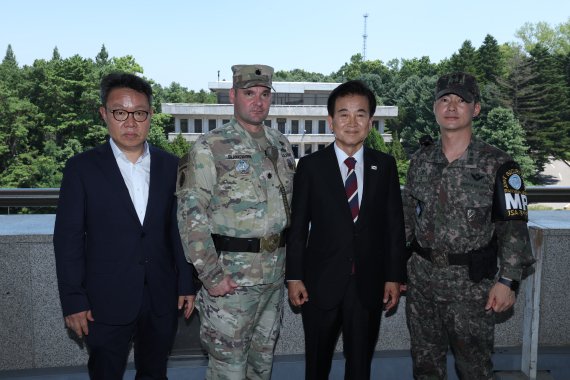 정동영 통일부 장관이 25일 경기도 파주 판문점에서 유엔사 등 군 관계자들과 함께 하고 있다. 통일부 제공
