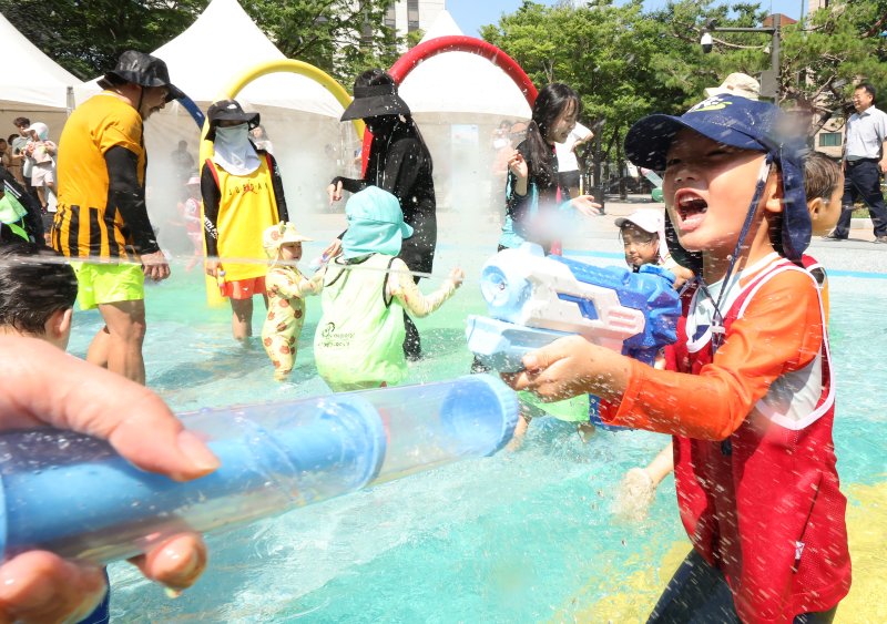 전국 대부분 지역에 폭염특보가 내려진 25일 오전 서울 종로구 연지물놀이터를 찾은 어린이가 물놀이를 하며 더위를 식히고 있다. 2025.7.25/뉴스1 ⓒ News1 장수영 기자